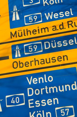 Autobahn yön işareti altı