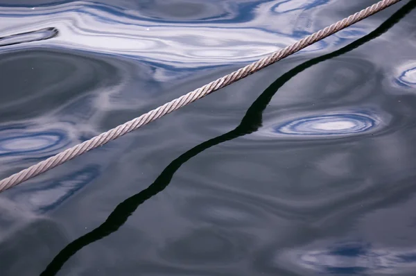 Câble épais sur l'eau — Photo