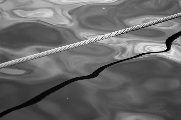 水の上の厚い船ロープ — ストック写真