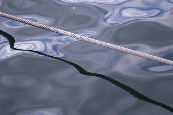 Corda grossa do navio na água — Fotografia de Stock
