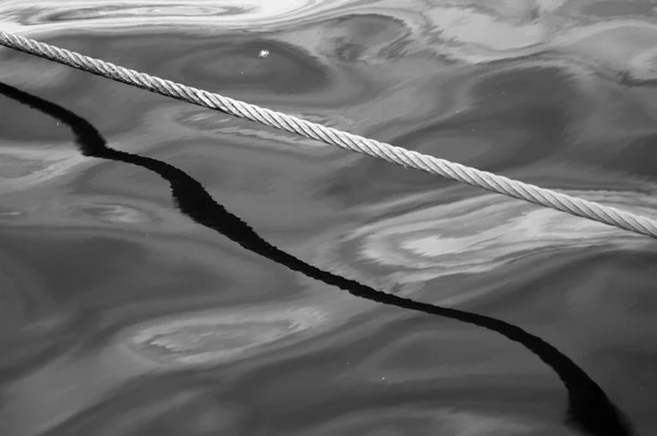 물에 두꺼운 배 밧줄 — 스톡 사진