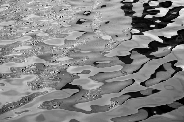 Wasserwellen reflektieren — Stockfoto