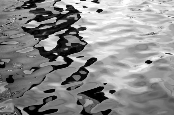 Ondas de água reflexivas — Fotografia de Stock