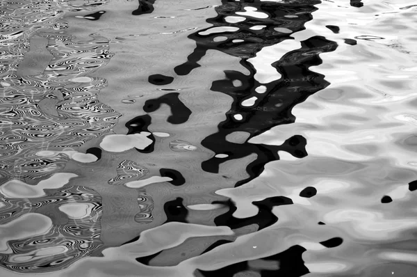 Onde d'acqua riflettenti — Foto Stock