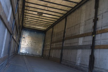 İçinde büyük bir boş kamyon