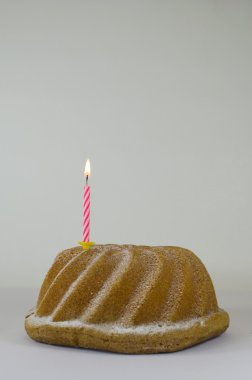 pastanın üzerine ahşap tablo