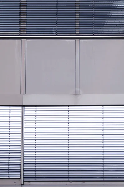 ホワイト メタル ローラー ドア シャッター背景 — ストック写真