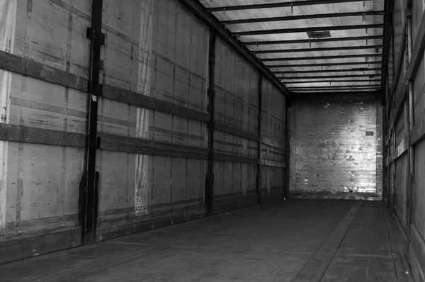 Im Inneren eines großen leeren Lastwagens — Stockfoto