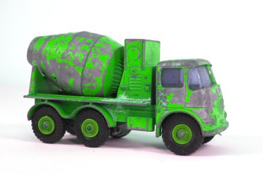 Köpekten paslı kamyon