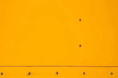 Perçinli metal yüzey