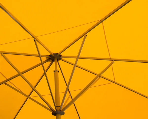 Tło żółty parasol — Zdjęcie stockowe