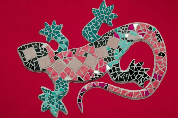 沙羅曼蛇で飾られたファサード — ストック写真