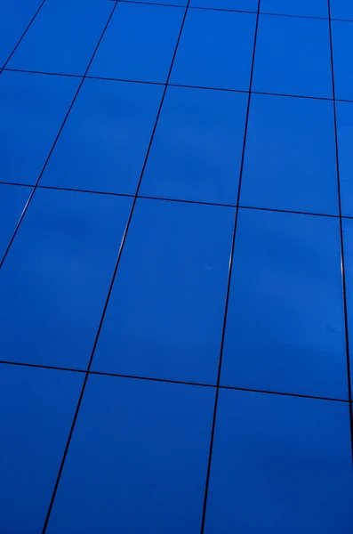 Окна офисных зданий — стоковое фото