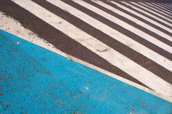 Färgglada asfalt ränder — Stockfoto