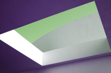 Mavi gökyüzü yukarıda beton yapılar