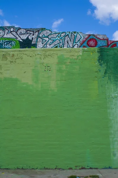 Haalistunut maalattu seinä — kuvapankkivalokuva