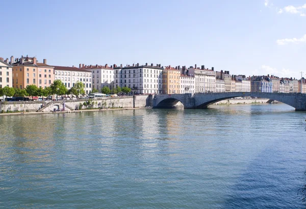 Lyon stadsbilden med bro — Stockfoto