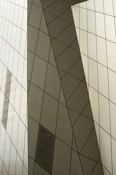 Высокий стеклянный фасад — стоковое фото
