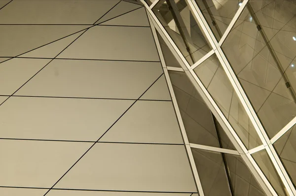 Высокий стеклянный фасад здания — стоковое фото