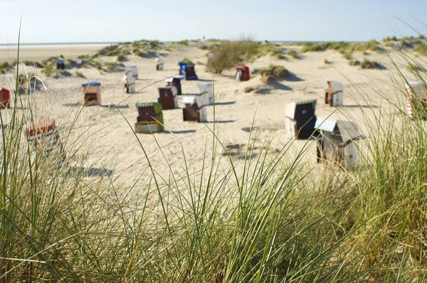 Cadeiras de praia de vime cobertas — Fotografia de Stock