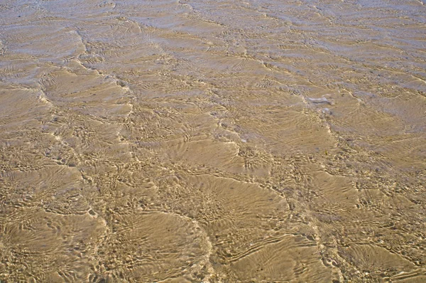 Weinig golven op het strand — Stockfoto