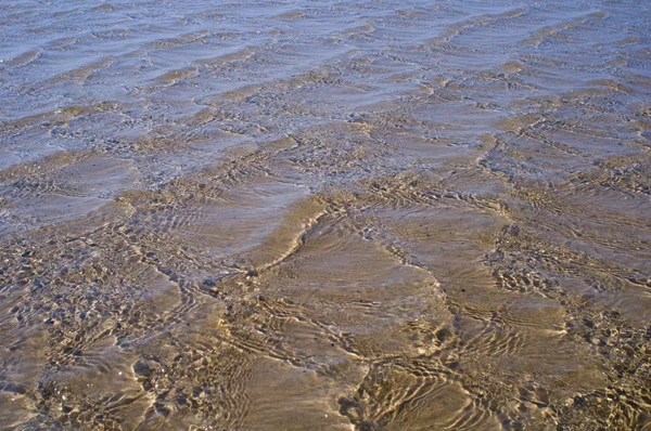 Pequenas ondas na praia — Fotografia de Stock