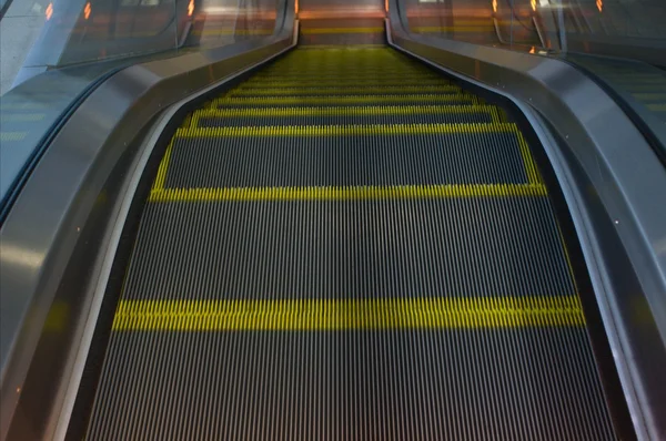 Escaleras móviles vacías —  Fotos de Stock