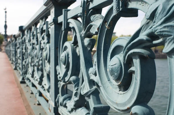Oude mooie metalen hek — Stockfoto