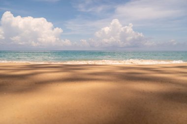 Tropikal doğa temiz plaj ve yazın beyaz kum açık mavi gökyüzü ve soyut arkaplan.