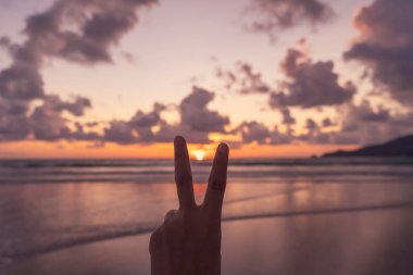 Kadın eli, gün batımında plaj geçmişiyle barış yapar..