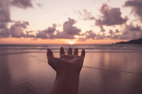 Vrouw Hand Reiken Naar Zonsondergang Strand Achtergrond — Stockfoto