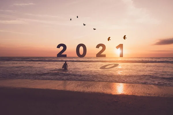 Ano Novo 2021 Está Chegando Com Pôr Sol Fundo Praia — Fotografia de Stock