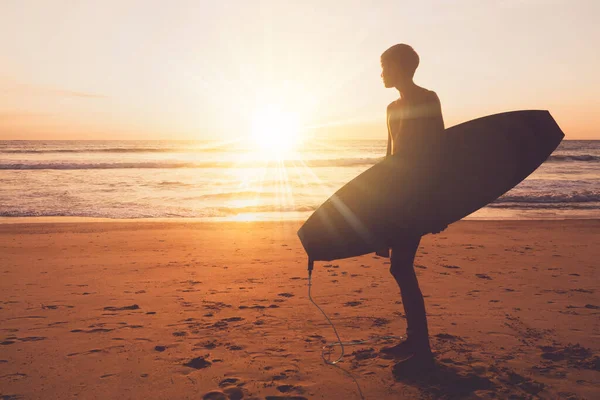 Σιλουέτα Του Surfer Man Μεταφέρουν Ιστιοσανίδες Τους Στην Παραλία Ηλιοβασίλεμα — Φωτογραφία Αρχείου