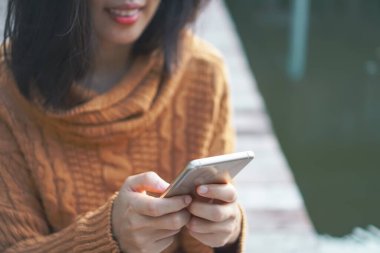 İş, sosyal ağ, kafe iş alanında iletişim kurmak için akıllı telefon kullanan kadın..