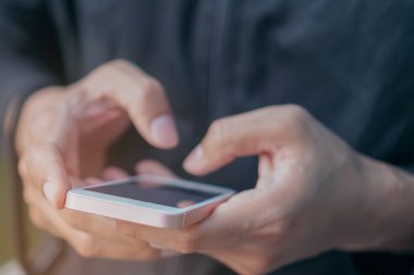 İş, sosyal ağ, kafe iş alanında iletişim kurmak için akıllı telefon kullanan kadın..