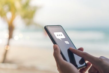 Kadınlar akıllı telefon daktilosu kullanıyor, sohbet kutusunda sohbet ediyorlar ve sosyal medya uygulamaları ortaya çıkıyor. Teknoloji arkaplan kavramı oluşturmak.