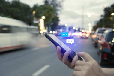 Kadınlar akıllı telefon daktilosu kullanıyor, sohbet kutusunda sohbet ediyorlar ve sosyal medya uygulamaları ortaya çıkıyor. Teknoloji arkaplan kavramı oluşturmak.