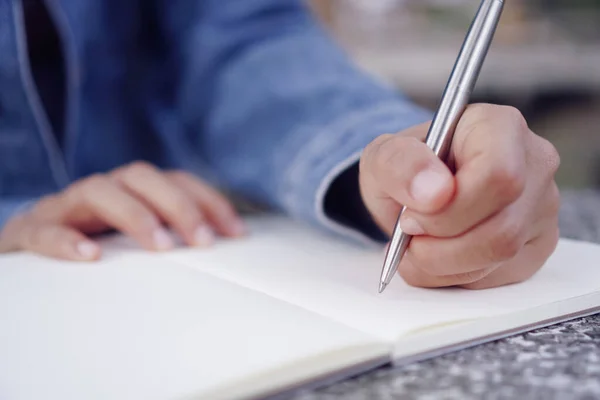 Αντιγράψτε Χώρο Της Γυναίκας Χέρι Γράφοντας Λευκό Σημειωματάριο Πολύχρωμο Φόντο — Φωτογραφία Αρχείου