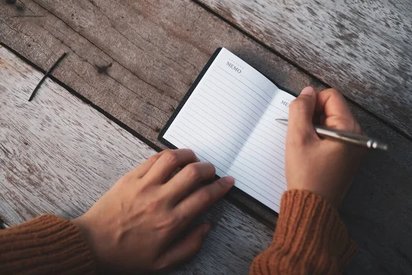 Copiar Espacio Mano Mujer Escribiendo Cuaderno Blanco Con Fondo Bokeh — Foto de Stock