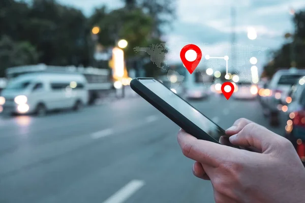 İnsanlar internet ve tatil için GPS uygulamaları ile seyahat etmek için haritayı kontrol etmek için akıllı telefonu kullanıyor.