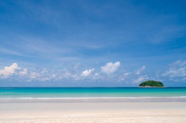 Tropikal doğa temiz plaj ve yaz mevsiminde beyaz kum ve açık mavi gökyüzü arka planı.