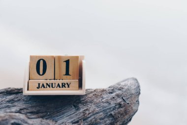 Tahta tuğla blok gösteri tarihi ve 1 Ocak veya Yeni Yıl takvimi. Kutlama ve tatil uzun hafta sonu mevsimi konsepti.