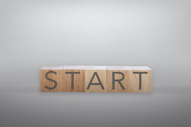 Tahta tahtanın üzerinde renkli bir kelime var. İş hayatı konsepti..