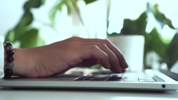 Mão Mulher Vídeo Usando Laptop Para Trabalhar Estudo Com Visão — Vídeo de Stock