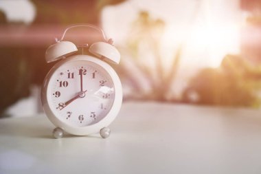Alarm saatinin seçmeli odağı, saat 8 ya da 8 'de doğayla iç içe olduğunu gösteriyor. Yaşam konsepti zamanı.