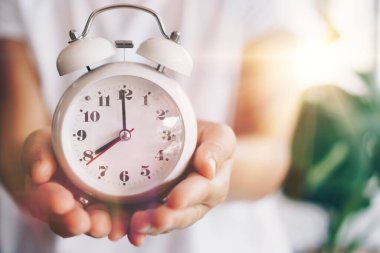 Alarm saatinin seçici odak noktası doğa bokeh arka plan. Yaşam tarzı üretken yaşam konsepti.