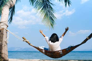 Yaz tatilinde yükselen özgürlük elini ve mavi gökyüzü ve dağ kavramını soyut yaz arka planında kopyalayın. Klasik temiz renk tonu biçimi 