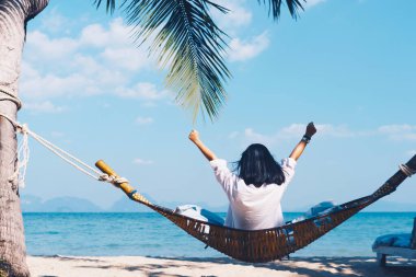 Yaz tatilinde yükselen özgürlük elini ve mavi gökyüzü ve dağ kavramını soyut yaz arka planında kopyalayın. Klasik temiz renk tonu biçimi 