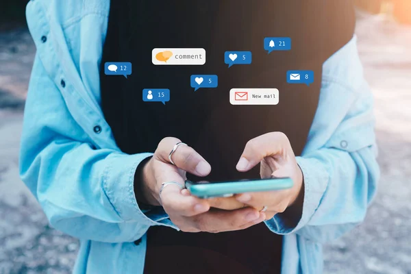 Bir Kadın Iletişim Ikonuyla Birlikte Akıllı Telefondan Sosyal Medya Ile — Stok fotoğraf