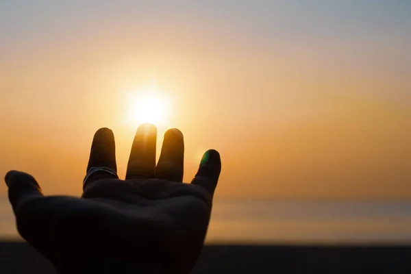 Hand Sträcker Sig Till Solnedgång Himmel Strand Sand Natur Bakgrund — Stockfoto